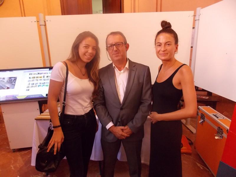 El responsable de Proyectos Integrales de Diseño de la empresa de Fustecma, Santiago Monfort, con las ex alumnas de la Escuela de Arte  Anabel Cartela y Patricia León.