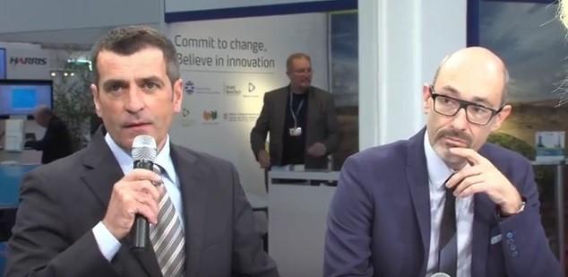 De izquierda a derecha: Bertrand Lafaye y Stephane Maille, representantes de Kawneer, en la presentación de la Extens`K dentro de la Cumbre del Clima 2015 de París.