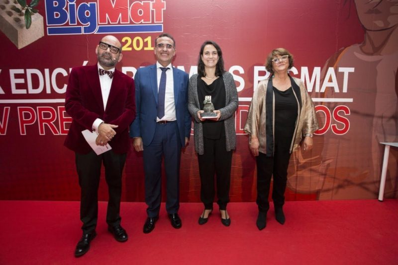Mercedes Villegas recogió el premio para la organización Amigos de los Mayores