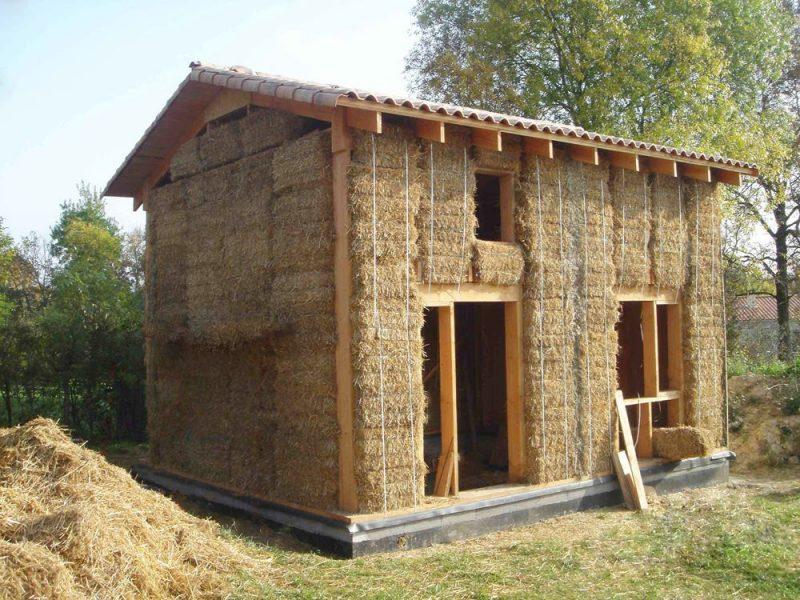 Maison-individuelle-en-ossature-bois-et-mur-paille-realisee-en-auto-construction-a-Sansais