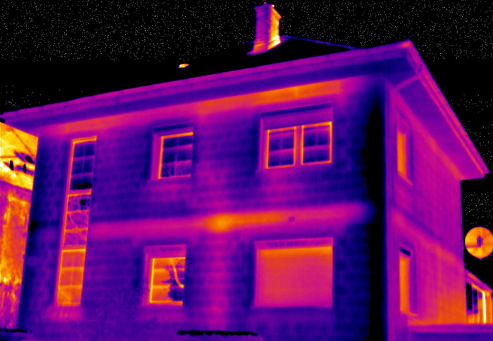 Figura 2: termografía en invierno de la envolvente de una vivienda unifamiliar.