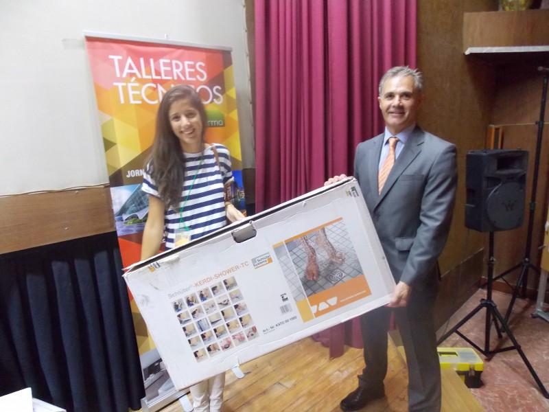 Emilio García, de Schlüter junto a Irene Saavedra, ganadora del plato de ducha