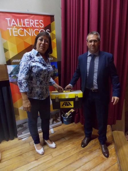 Regino Rubio junto a Eva María Cuadrado, ganadora del kit de emergencias Fila