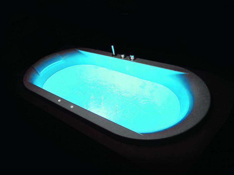 2. Bañera Plenitud Ovalada en agua