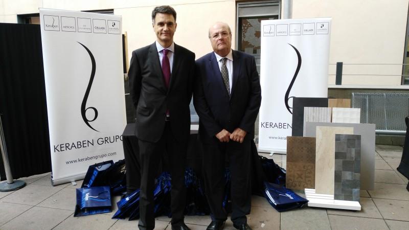 En la imagen, el director de Keraben Systems & Contract de Keraben, Miguel Ángel Bengochea, junto a Joan Ninot, también de Keraben.