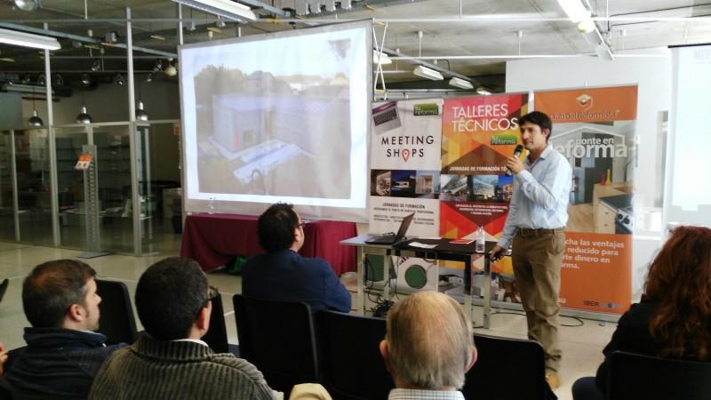 Papik Fisas durante la ponencia