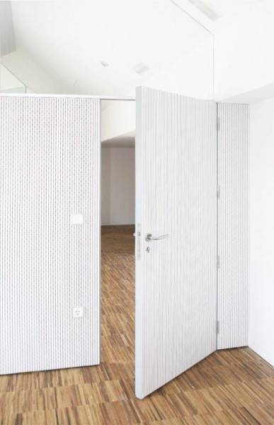 Puerta acústica a medida terminada en tablero melamínico blanco fonoabsorbente