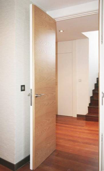 Puerta en chapa roble americano con cara interior acabada en blanco para confundirse con los revestimientos interiores 01