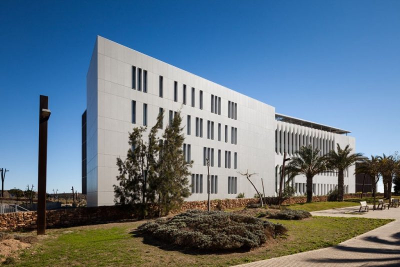 ejemplo-fachada-dekton-en-edificio_cajamar-en-almeria