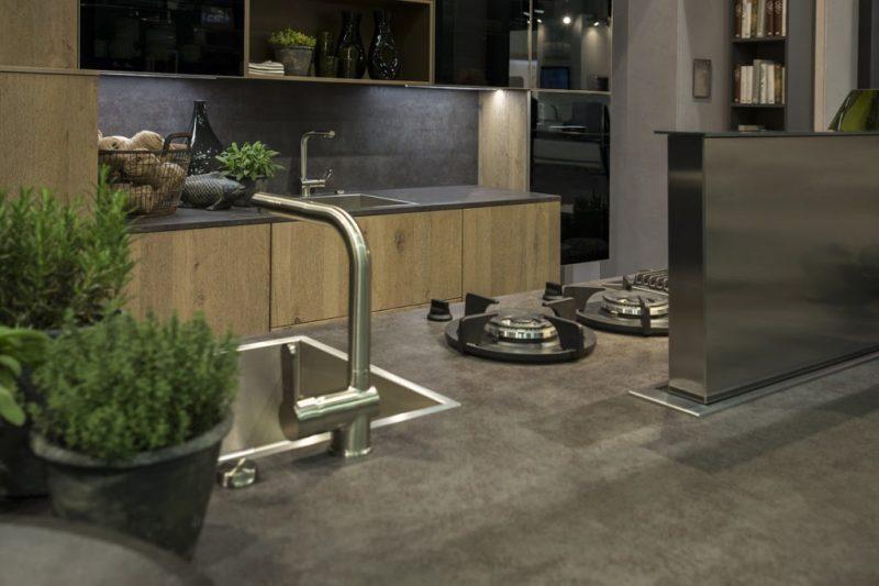 Encimera, Isla y Salpicadero: NEOLITH® IRON GREY Satin. Stand ALNO - Living Kitchen 2017, Colonia (Alemania).