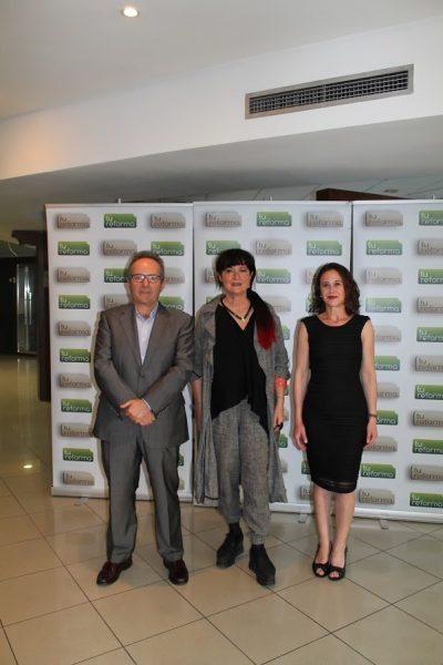 Carmen Baselga escoltada por Antonio Ballester y María jesús Andreu, de Terrapilar.