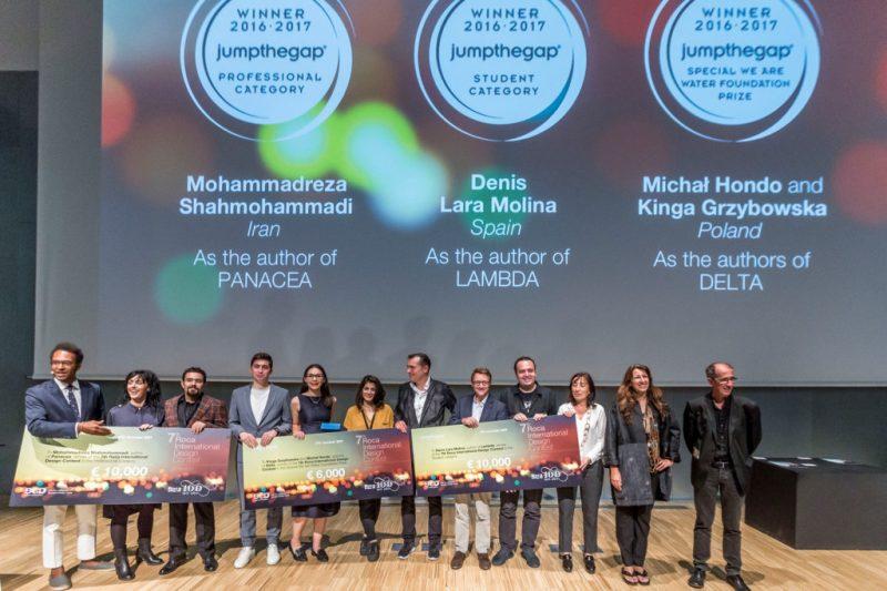 En las fotografías, de izquierda a derecha: Johann Wald, presentador; Cristina Castaño, independent moderator de BCD; Mohammadreza Shahmohammadi, Ganador Profesional; Michal Hondo y Kinga Grzybowska, Ganadores Fundación We Are Water; Denis Lara Molina, Ganadora Estudiante; Patrik Schumacher; Xavier Torras; Valentin Vodev; Isabel Roig; Benedetta Tagliabue; y Josep Congost.