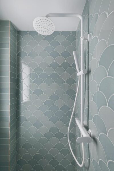 Cómo sellar los azulejos de la ducha? – RUBI Blog ES