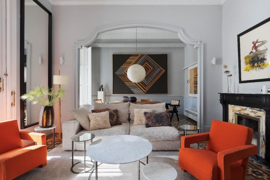 Diseño interior moderno de un apartamento de espacio abierto contemporáneo  con un cómodo sofá y una alfombra suave en la zona de salón con grandes  ventanales
